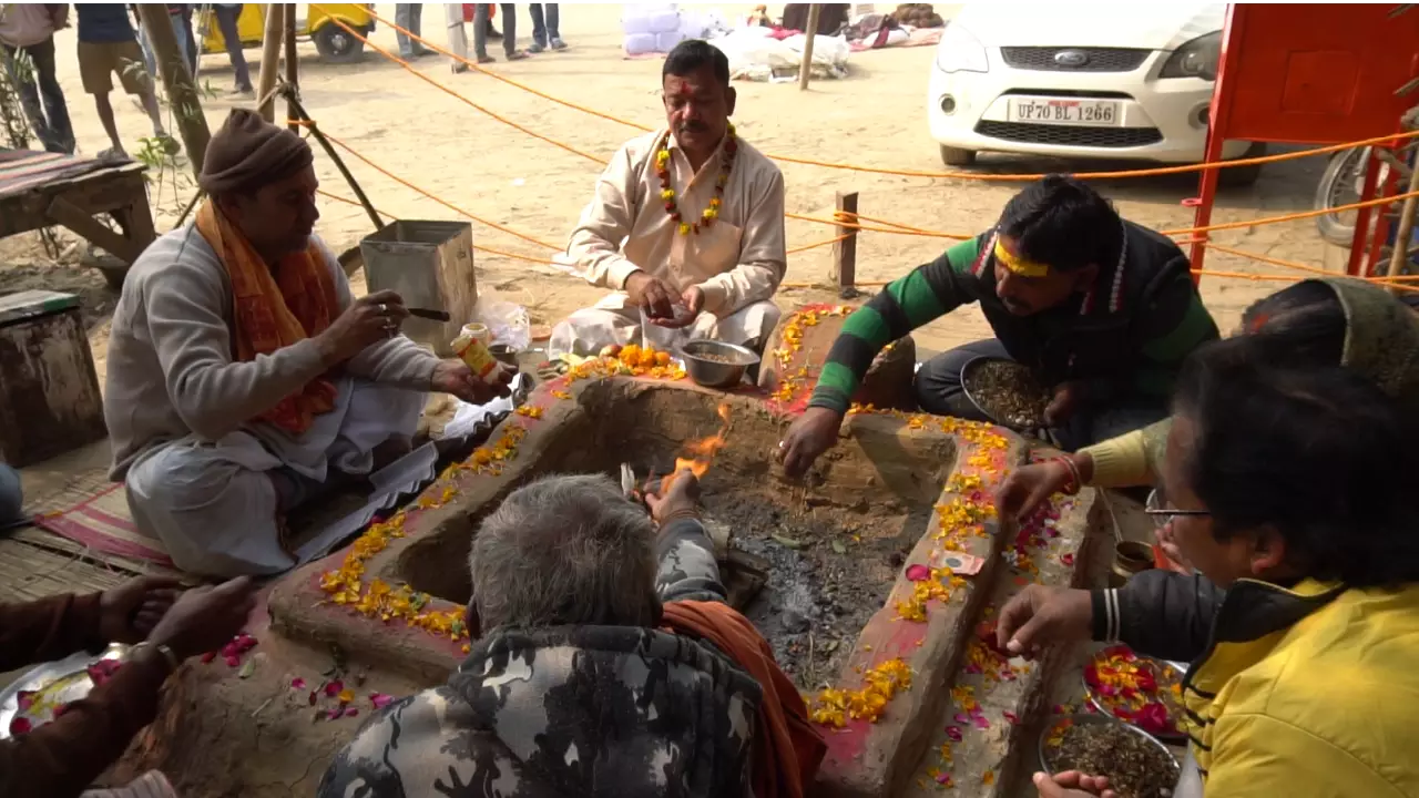 From Morning Dip to Evening Aarti: Experiencing a Day of Devotion at the Kumbh Mela 4 Daily rituals at Kumbh Mela