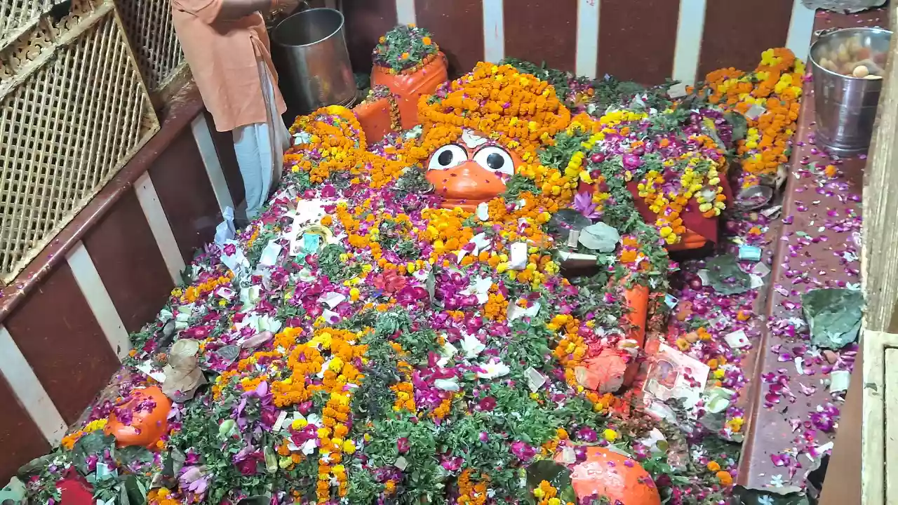 Top 5 Temples to Visit in Prayagraj: A Magh Mela Pilgrim's Guide 4 Bade Hanuman ji temple- Top 5 Temples to Visit in Prayagraj